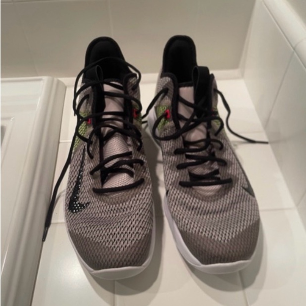 Nike Men's Gray Athletic Shoes